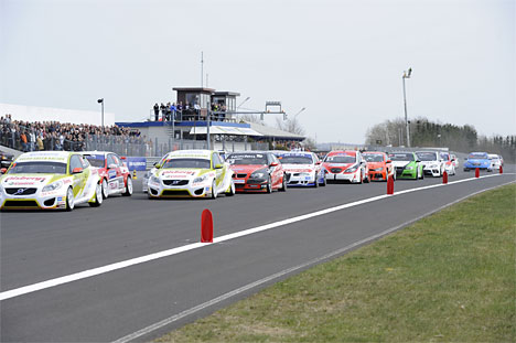 De 24 biler i Scandinavian Touring Car Cup sprinter ned mod første sving anført af Tommy Rustad, Norge, som vandt det første løb